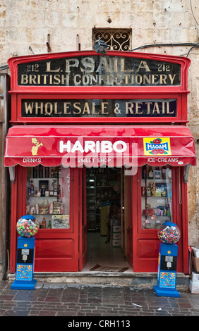 Die Fassade eines altmodischen Süßwarenladens in Valletta, Malta, immer noch Werbung für 'British Confectionery' Stockfoto