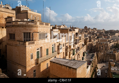 Ein Blick über die Stadt in Valletta, Malta, von den oberen Barrakka Gärten, zeigt die typischen geschlossenen Galerien oder Balkone (gallarija) Stockfoto