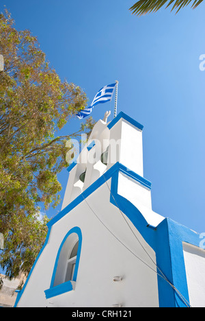 Ein blau und weiß griechische orthodoxe Kapelle und Glockenturm mit der griechischen Flagge Stockfoto