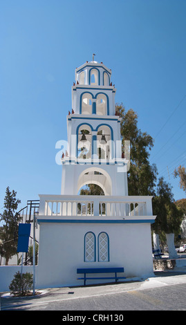 Ein blau und weiß griechische Kirche Campanile oder Glockenturm auf der Insel Santorini Stockfoto