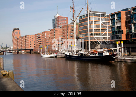 Moderne Architektur und ein Bootssteg Am Sandtorkai Straße, freie und Hansestadt Stadt Hamburg, Deutschland, Europa Stockfoto