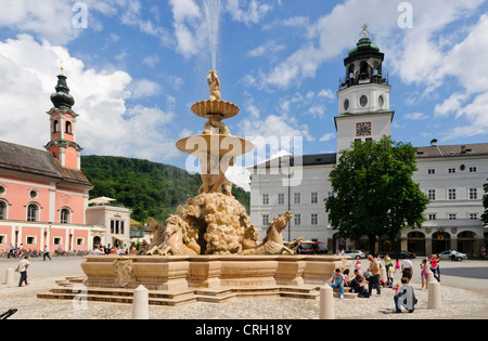 Der Brunnen des Platzes Residenzplatz in der Innenstadt von Salzburg in der Nähe der Kathedrale. Stockfoto