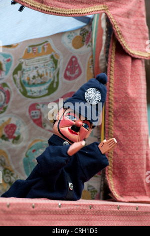 Polizist in Punch and Judy show Stockfoto