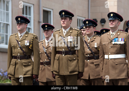 Soldaten, die ständige Aufmerksamkeit in Warwick Stadtzentrum Stockfoto