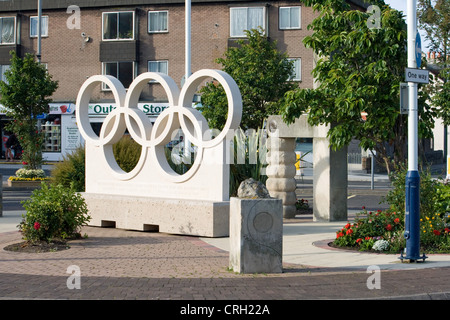 Stein Scupture von ineinander verschlungenen Olympischen Ringe In King Street, Weymouth, Dorset, Großbritannien Stockfoto