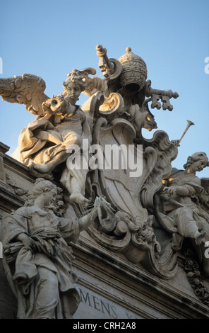 Italien, Rom, Details auf der Oberseite der Trevi-Brunnen, Skulpturen. Stockfoto