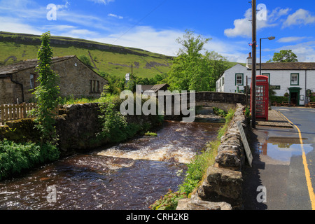 Kettlewell, obere Wharfedale, North Yorkshire. Die B6160 überquert die steinerne Brücke über den Fluß Wharfe. Stockfoto