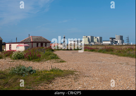 Haus am Strand AtDungeness, Kent, UK mit dem Leuchtturm und Kraftwerk im Hintergrund Stockfoto