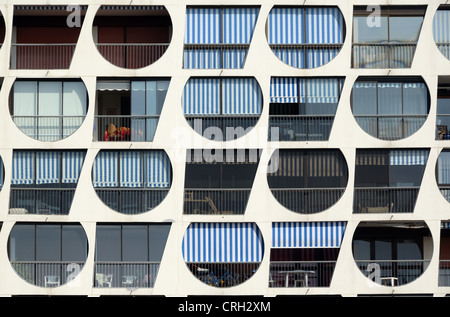 Fenstermuster pyramidenförmigen Mehrfamilienhauses in La Grande-Motte-Hérault-Frankreich Stockfoto