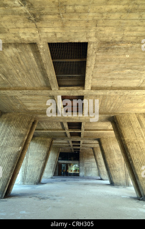 Die Cité Radieuse oder Unité d ' Habitation Mehrfamilienhaus erhöht sich auf Pilotis oder Spalten von Le Corbusier Marseille Frankreich Stockfoto