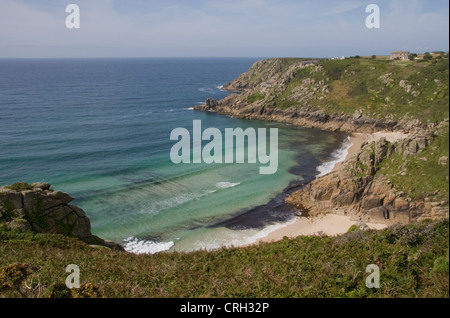 Türkis Meer bei Porthcurno, in der Nähe von Lands End, Cornwall Stockfoto