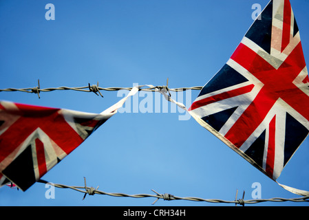 Union Jack, die Flagge Wimpel gegen Stacheldraht gegen einen perfekten blauen Himmel – aufgereiht zeigt, so genannte "broken Britain". Stockfoto