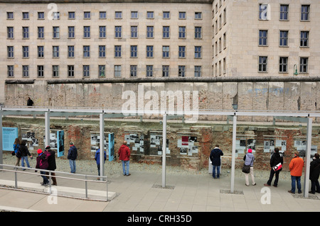 Berlin, Deutschland. Erhaltene Abschnitt der Berliner Mauer im Rahmen der Ausstellung Topographie des Terrors - Detlev-Rohwedder-Haus Stockfoto