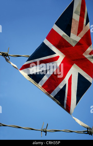 Union Jack, die Flagge Wimpel gegen Stacheldraht gegen einen perfekten blauen Himmel – aufgereiht zeigt, so genannte "broken Großbritannien" Stockfoto