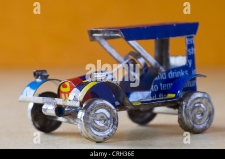 Zinn Spielzeugauto gemacht von Getränkedosen, Antananarivo, Madagaskar Stockfoto