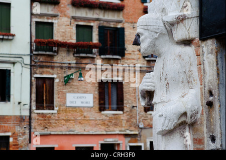 Statue von Sior Antonio Rioba von Campo dei Mori, Venedig, Veneto, Italien Stockfoto