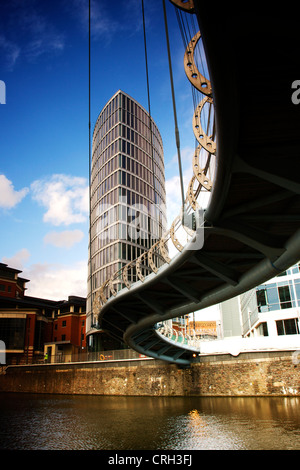 Stadtbild von Bristol UK mit Brücke und Büro-Turm Stockfoto