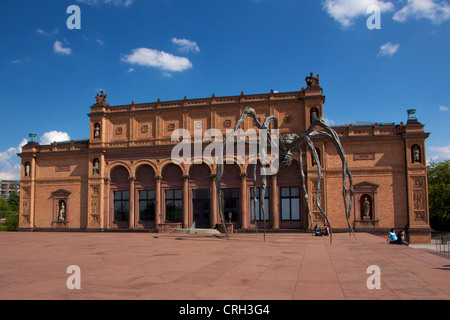 Die Kunsthalle Kunstmuseum in Hamburg, Deutschland, mit Louise Bourgeoiss berühmte Spinne Skulptur "Maman". Stockfoto