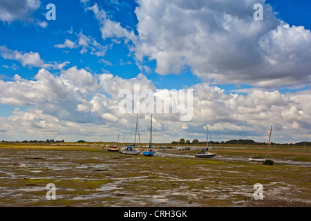 Boote bei Ebbe in Chichester Hafen von Bosham, West Sussex, England Stockfoto