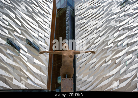 TITANICa Skulptur von Rowan Gillespie außerhalb titanic Belfast Besucher Zentrum Nordirland Vereinigtes Königreich Stockfoto