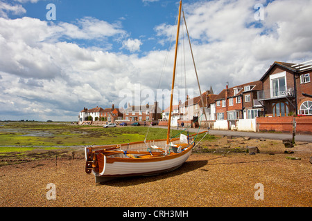 Ein kürzlich restaurierten kleinen Holzboot bei Ebbe in Chichester Hafen von Bosham, West Sussex, England Stockfoto