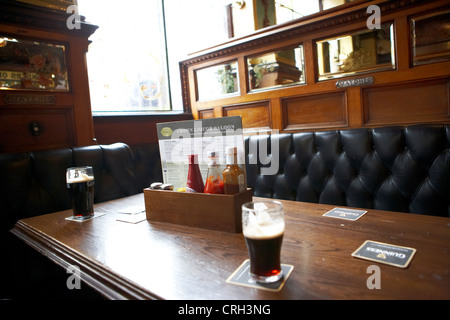 eng anliegende Fach im Inneren der Krone Liquor Saloon Bar Pub in Belfast Nordirland Vereinigtes Königreich Stockfoto