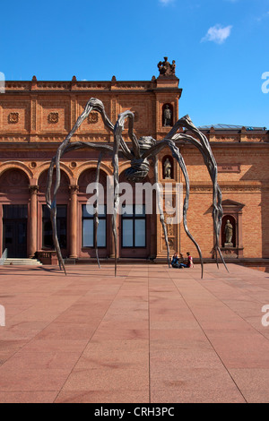 Detail des Museums für Kunst Kunsthalle in Hamburg, Deutschland, mit Louise Bourgeois berühmte Spinne Skulptur "Maman". Stockfoto