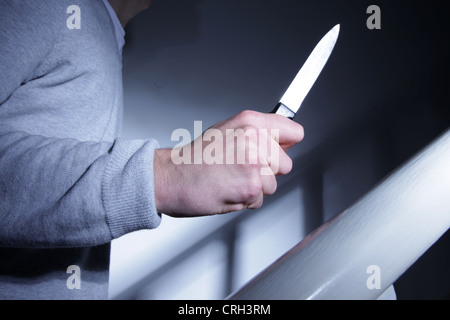 Männliche Hand mit einem Messer Treppensteigen. Stockfoto