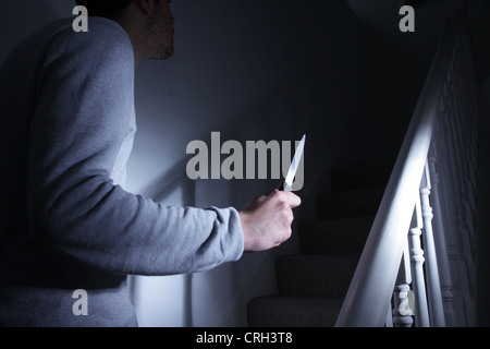 Männliche Hand mit einem Messer Treppensteigen. Stockfoto