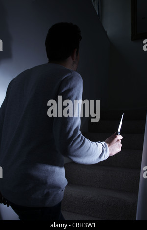 Männliche Hand mit einem Messer Treppensteigen. Stockfoto