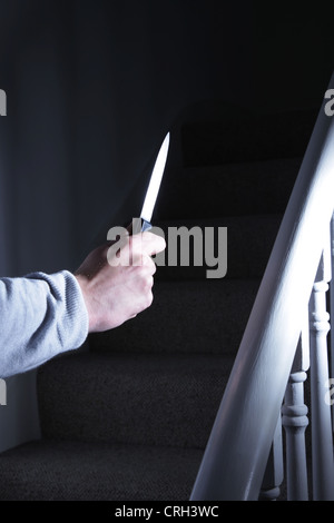 Männliche Hand mit einem Messer Treppensteigen. Stockfoto