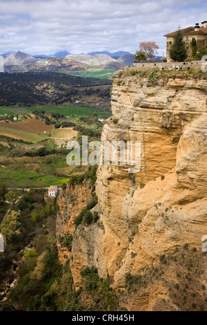 Andalusische Landschaft mit hohen steilen Felsen in Ronda, Südspanien, Provinz Malaga. Stockfoto