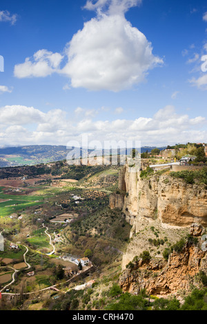 Cumulus-Wolken über andalusische Landschaft im Süden von Spanien, Provinz Malaga. Stockfoto