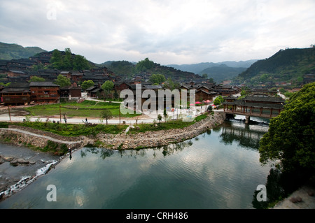 Eine traditionelle Miao-Brücke und eine Xi Flussbiegung in Xijiang Miao Dorf, China Stockfoto