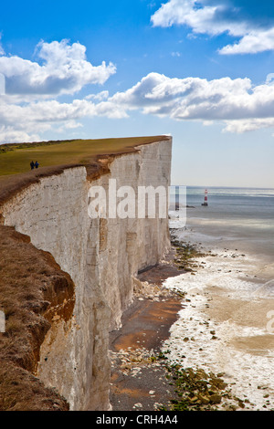 Die vorliegenden Beachy Head Leuchtturm am Fuße des vertikalen Kreidefelsen, East Sussex, England, Ärmelkanal, UK Stockfoto