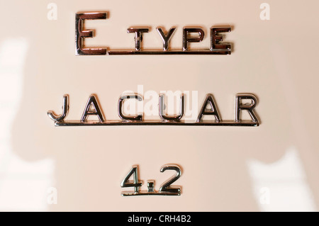 E Typ Jaguar 4.2 Auto Abzeichen Stockfoto
