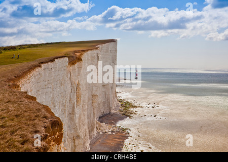 Die vorliegenden Beachy Head Leuchtturm am Fuße des vertikalen Kreidefelsen, East Sussex, England, Ärmelkanal, UK Stockfoto