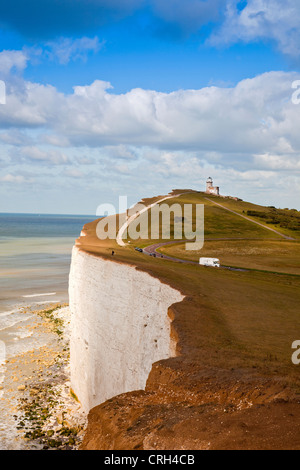 Ein Wohnmobil parken unterhalb der ursprünglichen Beachy Head Leuchtturm (1834) jetzt ein B & B bei Belle Tout, East Sussex, England UK Stockfoto