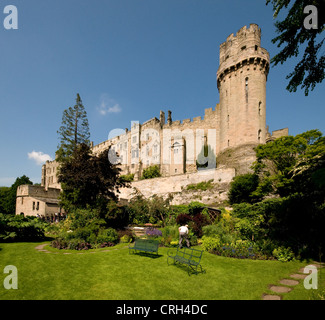 Warwick Castle gesehen von einem Mill Street Garten bei Sonnenschein mit blauem Himmel Warwickshire, England Stockfoto