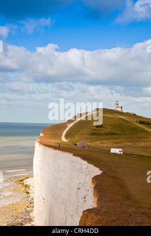 Ein Wohnmobil parken unterhalb der ursprünglichen Beachy Head Leuchtturm (1834) jetzt ein B & B bei Belle Tout, East Sussex, England UK Stockfoto