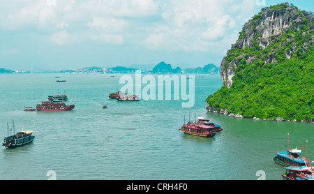 Schiffsverkehr in der Halong Bay Stockfoto
