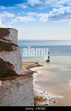 Die vorliegenden Beachy Head Leuchtturm am Fuße des vertikalen Kreidefelsen, East Sussex, England, Ärmelkanal, UK Stockfoto