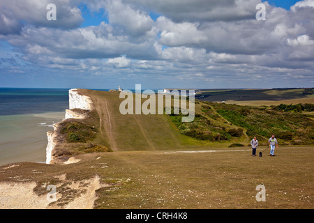 Der ursprüngliche Beachy Head Leuchtturm (1834) in Belle Tout und zwei Hund Spaziergänger auf der South Downs Way, East Sussex, England UK Stockfoto