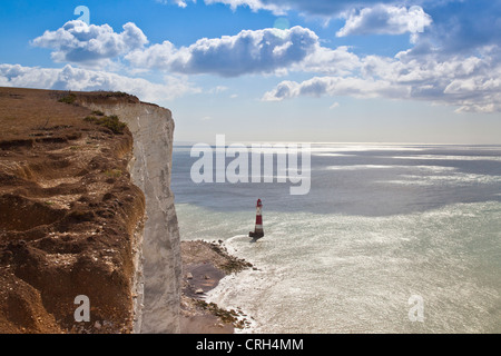 Die vorliegenden Beachy Head Leuchtturm am Fuße des vertikalen Kreidefelsen, East Sussex, England, Ärmelkanal, UK Stockfoto