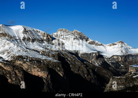 Dramatische Klippen steht Mont De Stevia und Muntejela über Selva Val Gardena Winter Dolomiten winter Stockfoto