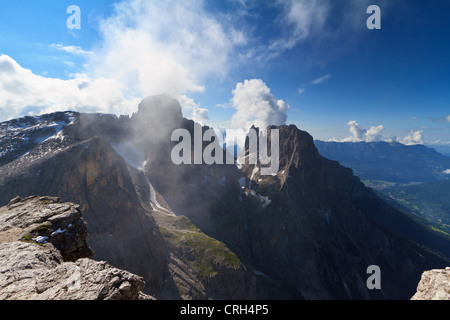 Pale di San Martino gegen die Sonne. Blick auf Ball und Saas Maor Mount von Rosetta Peak, San Martino di Castrozza, Italien Stockfoto