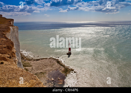 Die vorliegenden Beachy Head Leuchtturm am Fuße des vertikalen Kreidefelsen, East Sussex, England, Ärmelkanal, UK Stockfoto