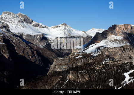 Dramatische Klippen Gesichter Muntejela Mont De Suera über Selva Val Gardena Winter Dolomiten winter Stockfoto