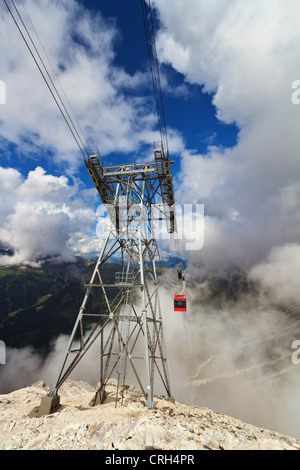 Sommer-Blick auf Primiero Tal mit Seilbahn Pylon auf Vordergrund, San Martino di Castrozza Trentino, Italien Stockfoto