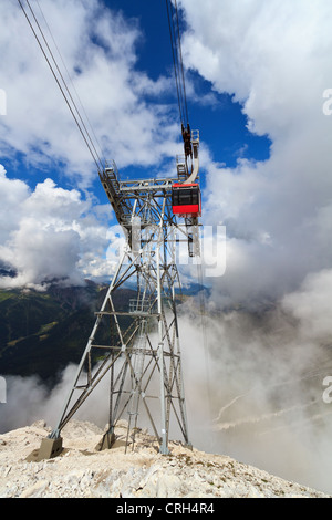 Sommer-Blick auf Primiero Tal mit Seilbahn Pylon auf Vordergrund, San Martino di Castrozza Trentino, Italien Stockfoto